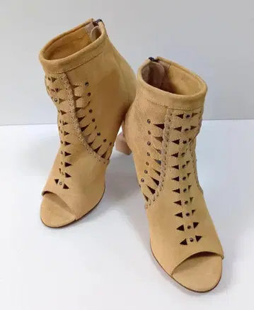 [케어 완료] 지미추 36.5 부츠컷 스터드 커팅 스웨이드