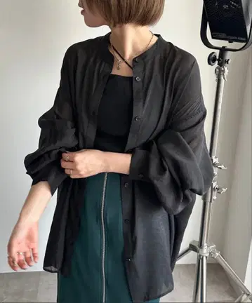 아프레 주르 미뇽 시어 블랙 셔츠