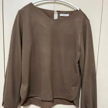 브라운 긴팔 상의 백 버튼 포함 티셔츠 OPAQUE.CLIP