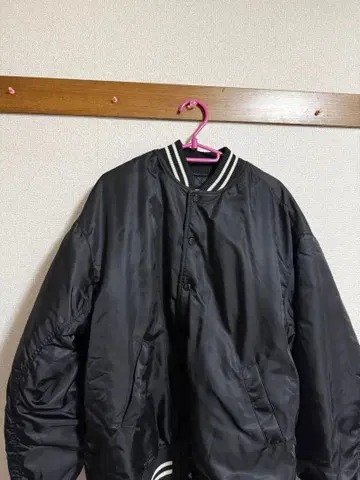 LAVANDA 블랙 바시티 자켓 백 프린트