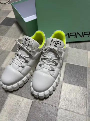 새상품! MANA 로고 패딩 스니커즈 24.5