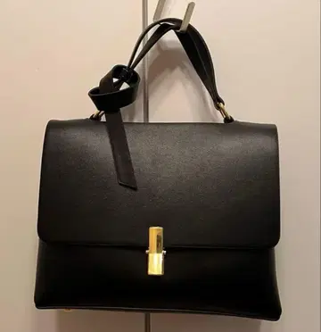 블랙 핸드백 골드 금장 장식 포함