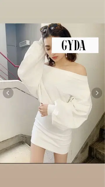 GYDA 오프숄더 화이트 미니 원피스