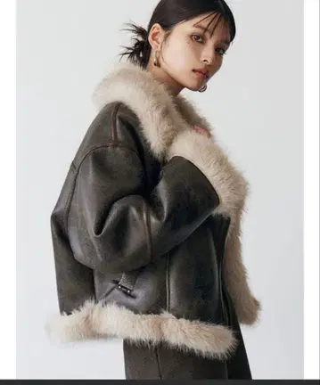 murua 언이븐 숏 페이크 무스탕 자켓