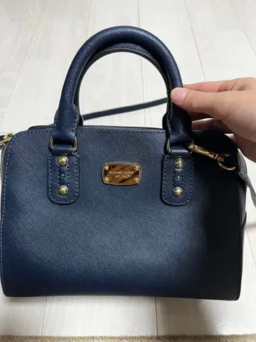 MICHAEL KORS 네이비 숄더백