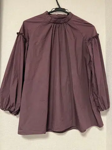 프릴 달린 퍼플 셔츠
