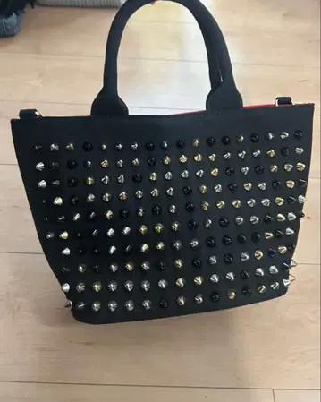 스터드 장식 토트백 블랙