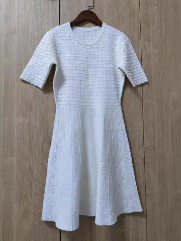 화이트 니트 반팔 A라인 원피스