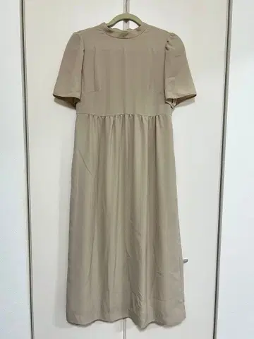 베이지 반팔 플레어 원피스