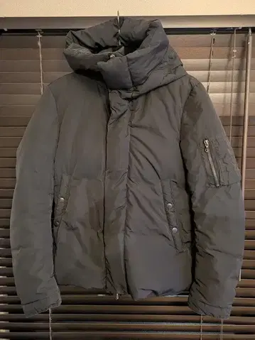 ATTACHMENT 다크 그레이 다운 자켓