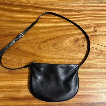 A.P.C. 블랙 가죽 숄더백