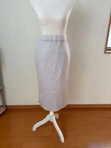 마리콴트 라이트 그레이 꽃무늬 엠보싱 타이트 스커트