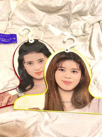 NiziU 사진 스탠드 빨간색 옐로우 컬러 2종 세트