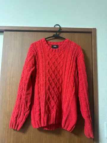 빨간색 케이블 짜임 크루넥 스웨터