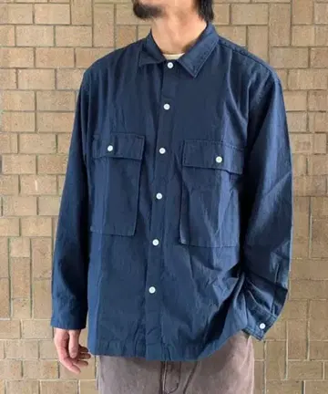 네이비 긴팔 셔츠 프론트 포켓 부착