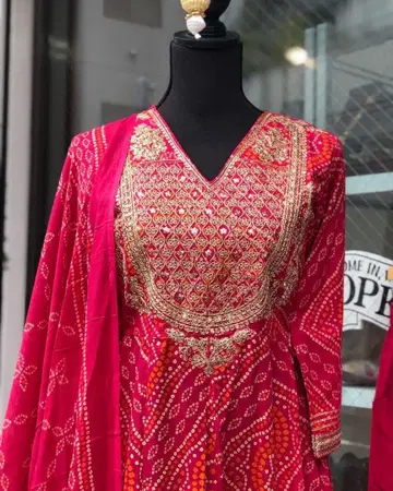 자수가 놓인 빨간색 쿠르타, 숄과 앵클 팬츠 세트 (3점 세트)