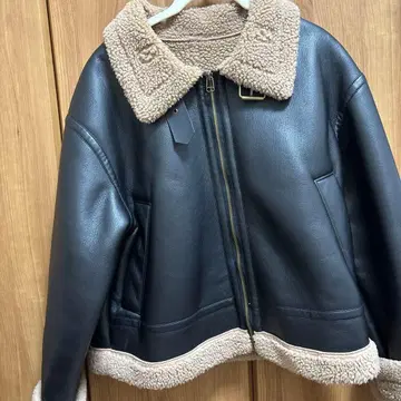 보아 카라 부착 숏 기장 가죽 자켓