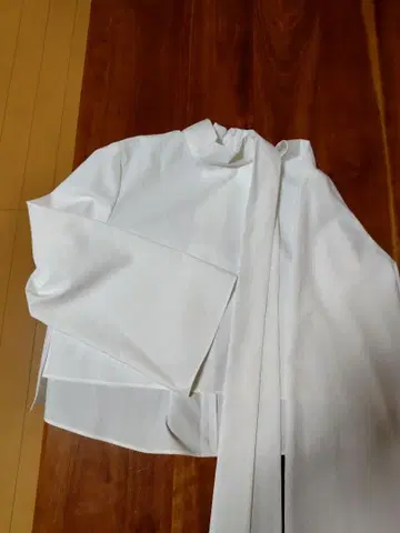 화이트 긴팔 셔츠 리본 포함