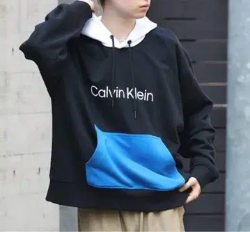 Calvin Klein 후드 부착 후드티 블랙/블루