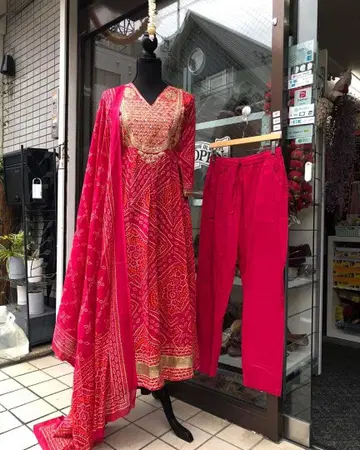 자수가 놓인 빨간색 쿠르타, 숄과 앵클 팬츠 세트 (3점 세트)