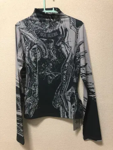 BLYER 그래픽 프린트 터틀넥 긴팔