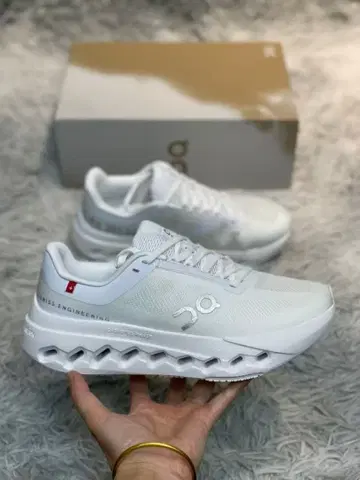 새상품 On Cloudsurfer Next 화이트 스니커즈 26.5cm