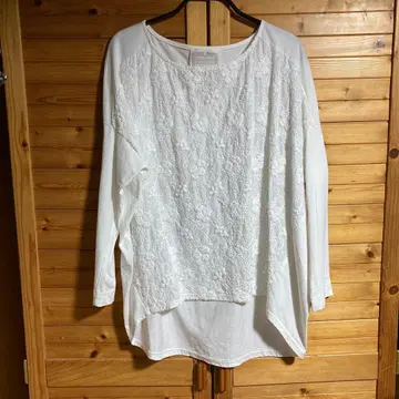 새상품급 BEARDSLEY 자수 화이트 긴팔 상의 사이즈 1