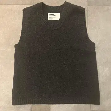 MHL. 다크 그레이 슬리브리스 니트 베스트