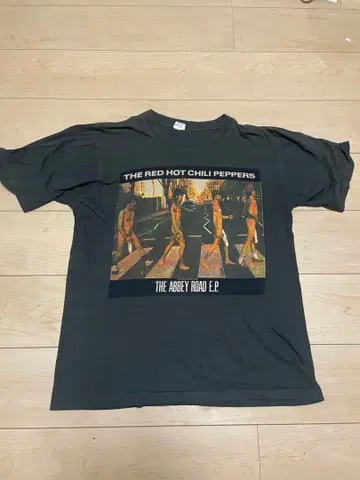 RED HOT CHILI PEPPERS 티셔츠