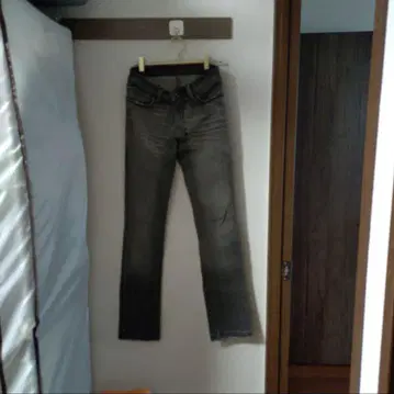 데미지 가공 그레이 슬림핏 데님 팬츠