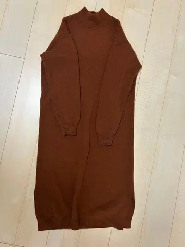 브라운 터틀넥 니트