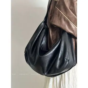 블랙 합성 피혁 숄더백
