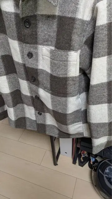 브라운과 아이보리 체크 무늬 셔츠 자켓