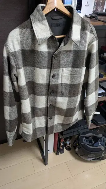 브라운과 아이보리 체크 무늬 셔츠 자켓