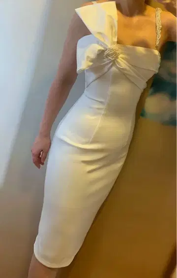 화이트 타이트 핏 드레스 리본 포함