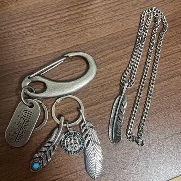 UNIVERSAL OVERALL 깃털 모티브 지갑 체인