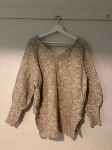 Kastane 베이지 V넥 니트 스웨터