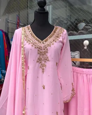 핑크 자수 셋업 (상의, 팬츠, 스카프 포함)