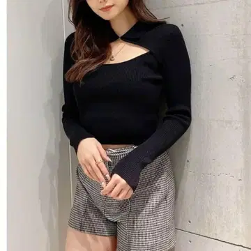 GYDA 데콜테 OPEN 폴로 니트 TOPS