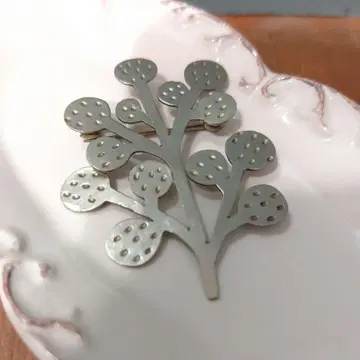 서양 민예 그랑피에 나무 모양 브로치 인도 사자바 은색