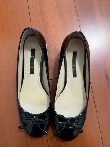 리본 포함 블랙 에나멜 펌프스