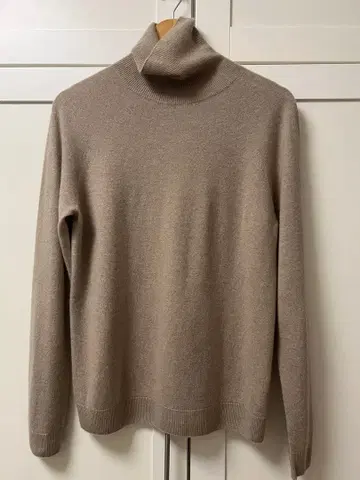 새상품급 유니클로 3D 캐시미어 터틀넥 스웨터 베이지 L