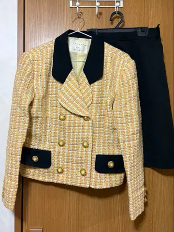 오렌지 계열 트위드 자켓과 스커트 셋업