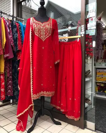 빨간색 자수 셋업