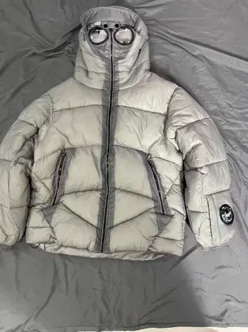 새상품급 C.P. Company 고글 포함 다운 자켓 그레이