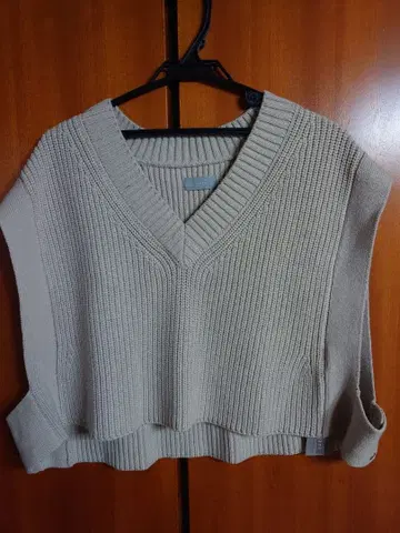 쿨 카리안 베이지 V넥 베스트 F 사이즈