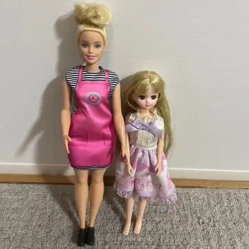 바비 인형과 소형 인형 세트