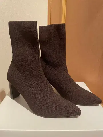 [ 새상품급 ] RANDA 스트레치 플레이트힐 삭스부츠 다크 브라운 M