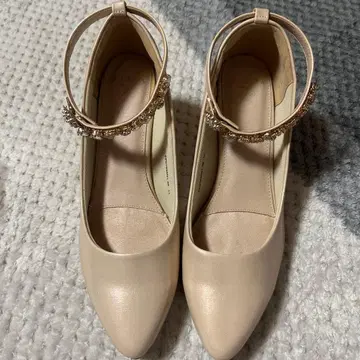 비쥬 장식 베이지 펌프스 LL