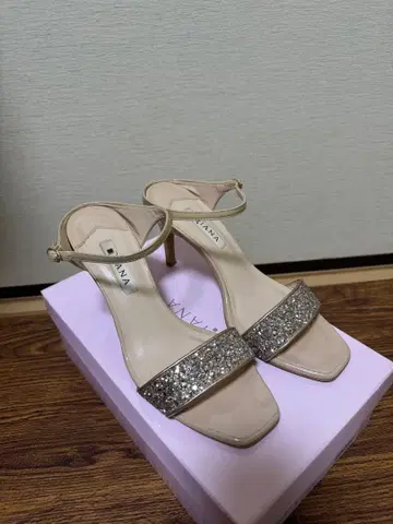 DIANA 중간 힐 샌들